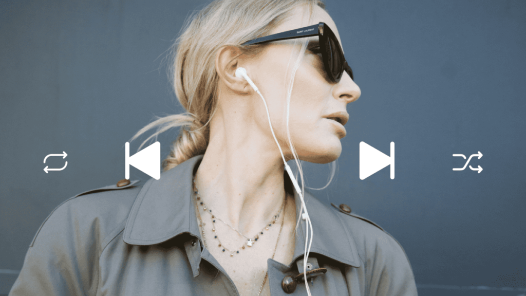foto di Valeria De Chiara di profilo con delle cuffie auricolari